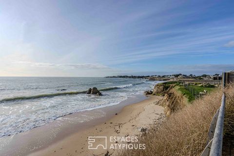 Diese von einem Architekten renovierte Villa am Meer liegt am Zollweg im Herzen des beliebten Viertels La Govelle und bietet ein einzigartiges Wohnumfeld mit Blick auf das Meer und die wilde Küste. Erbaut auf einem 220 m2 großen Grundstück in Südausr...