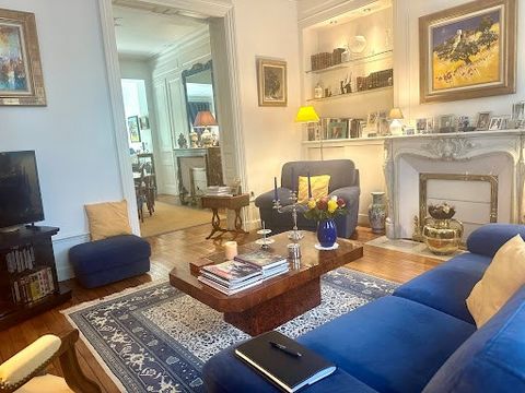 HYPER CENTER TOURS PREBENDES 19th century RESIDENCE 300m² GARDEN In a popular and privileged environment of our city, this residence develops 230m² and 70m² of heated and furnished Entre-Floor. Located 5 minutes from shops, very close to schools, fac...