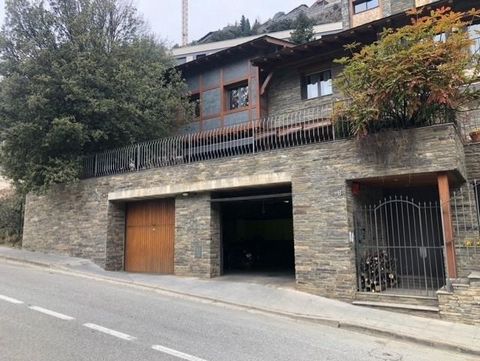 Wonderful Chalet in Santa Coloma area, 609m2 , with 3 floors, small wellness area, garage for more than 2 vehicles, and with sunlight.