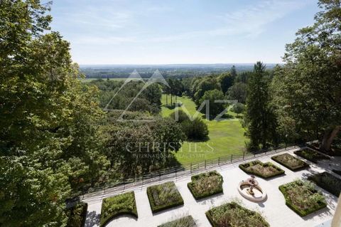 Exclusivité Michaël Zingraf: Exceptionnel : niché dans un parc clos de 40 hectares, château datant de 19ème siècle a été entièrement rénové après 4 ans de travaux. La surface du château est de 900m2, comprenant 19 pièces, le tout donnant sur le parc ...