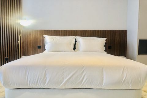 Nieruchomość, oprócz przytulnej atmosfery, oferuje przytulne mieszkanie z dwiema wygodnymi sypialniami, idealne dla maksymalnie czterech gości. Dom nie jest przyjazny dla zwierząt, co zapewnia spokojny pobyt wszystkim gościom. Wewnątrz, w salonie zna...