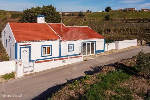 Moradia térrea T3+1 com 166m2 + Lote urbano de 260m2 contiguo à moradia Moradia térrea T3+1 construída em 2023 situada em Lamas – Cadaval. Esta moradia de 166m2 tem nas traseiras um pátio em calçada portuguesa de 32m2 com barbecue, poço e vista deslu...