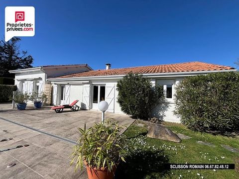 Prachtige villa in de stad Soulac sur Mer, op 5 minuten van de stranden en de winkels. Laat u verleiden door deze groene omgeving en zijn rust voor het jaar of als tweede huis. Villa van ca. 165m2 bestaande uit op de begane grond: een zeer lichte ope...