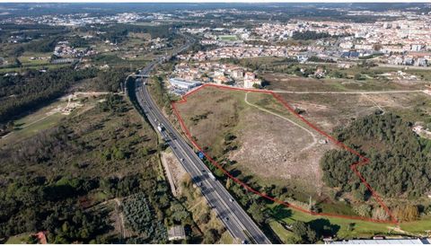 Terreno de 76.695m2 nas Caldas da Rainha junto à A8 e apenas a 4km da Lagoa de Óbidos e a 7 da praia da Foz do Arelho. Com um PIP aprovado para 26.634m2 de construção para 25 lotes e um total de 175 apartamentos! Categoria Energética: Isento #ref:BL1...