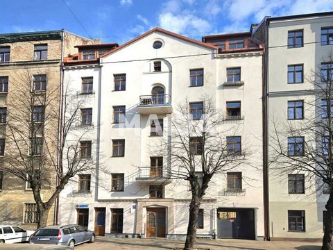 The building at Alauksta Street 11 was renovated in 2016. It has an office on the 1st floor (with a separate entrance), two three-room apartments on the 2nd floor, and two duplex apartments (with three and four rooms) on the fifth floor. The remainin...