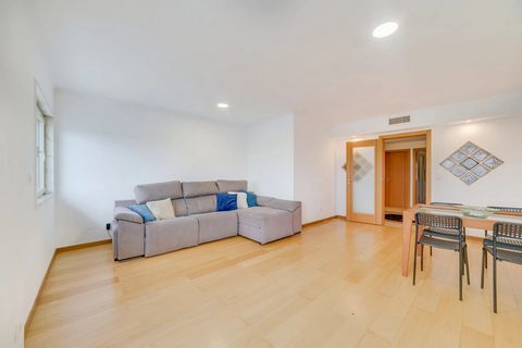 O Seu Novo Lar na Falagueira Amadora! Se procura um apartamento moderno, espaçoso e com localização privilegiada, esta é a oportunidade que estava à espera! T3 | 134 m² | Lugar de Garagem | Construção de 2014 Este fantástico apartamento de 3 quartos ...