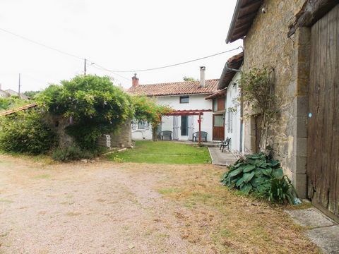Maison individuelle rénovée en pierre de 5 chambres avec dépendances dans un endroit calme