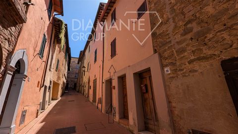 PACIANO (PG): Apartment with independent entrance on 3 levels of about 85 square meters in the historic center, composed as follows: - First floor: living room with kitchenette and fireplace; - Second floor: hallway, four double bedrooms, and a bathr...