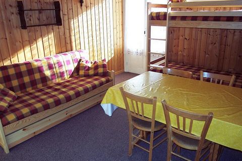 The residence le Schuss, without lift, is situated in Vars les Claux ski resort, in South Alps. Ski slopes and skilifts are located only 50 m from the residence. The building is 100 m from the village center and shops. Surface area : about 25 m². 3rd...