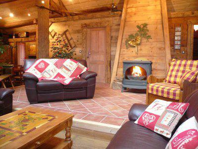 Nice accommodations in lovely refurbished traditional chalet, close to the shops, restaurants and amenities. The property is in Le Grand Bornand Village, Route de Villavit, 300 meters from the village center. Ski slopes are 800 meters away, ski bus s...