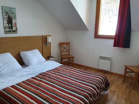 Chalets de Bois Méan property is nicely located in Les Orres 1800 ski resort. Closest skilift is 50 meters away, so is ski school meeting point. Ski slopes and shops are to be found 100 meters away. Access to the steamroom and heated swimming-pool is...