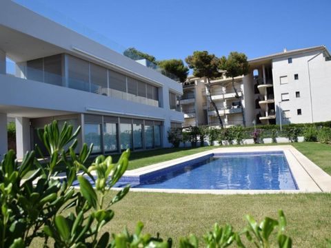 Exclusive luxury villa with elevator on the first line beach, brand new in Playa de Alcossebre. The villa consists of two independent houses. These exclusive villas are located in one of the best areas of Alcossebre with direct access to the beach. L...