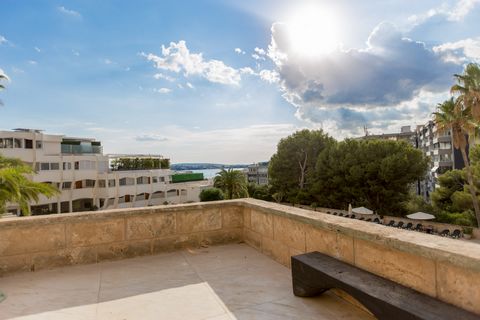 Apartamento renovado con vistas al mar y gran terraza en Portals Nous, cerca del popular puerto deportivo de Puerto Portals, en uno de los complejos residenciales más exclusivos de Mallorca, en la prestigiosa zona de Portals Nous, a corta distancia d...