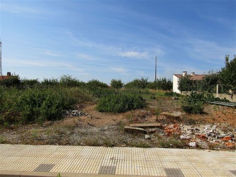 Terrain pour la construction avec 565 m2 pour la construction de maison individuelle. Situé dans l’urbanisation d’Eiras dans le village de Sendim, dans un quartier résidentiel et calme.