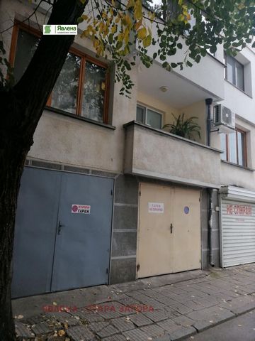 Die Agentur Yavlena verkauft eine Zwei-Zimmer-Wohnung in einem Backsteingebäude mit Aufteilung: Flur, Wohnzimmer mit Kochnische, zwei Schlafzimmer, Waschküche, gemeinsames Bad (B+T), gemeinsame Terrasse für die drei Zimmer. Im Erdgeschoss befindet si...