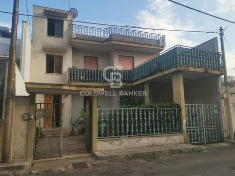 GALATINA - SALENTO In the central area, we offer for sale a semi-detached house of large size. The property, located on the ground floor and extended for 152 square meters, is accessed from a front veranda of exclusive property and finally from a com...