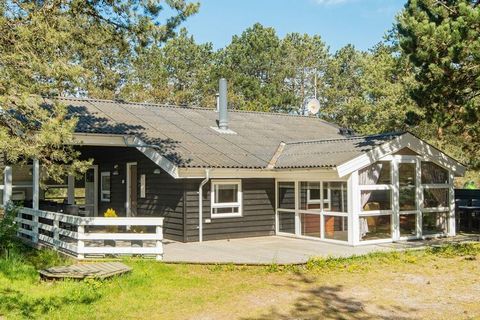 Chalet magnifiquement situé avec piscine et bain à remous. Il y a une vue sur la plage de Boeslum. Vous avez la possibilité de vous mesurer au baby-foot, aux fléchettes ou aux jeux que vous apportez à la console de jeu (PlayStation 4). Il y a une gra...