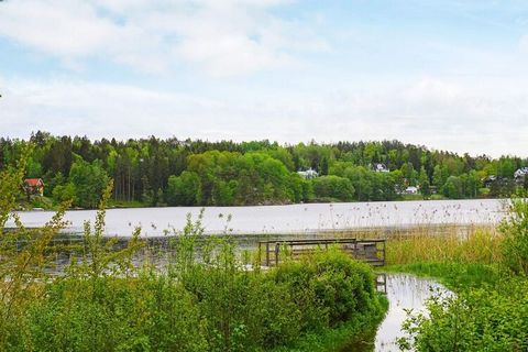 ¡Bienvenido a esta casa de campo junto al lago en un entorno pintoresco en el hermoso Vendelsö al sur de Estocolmo! Aquí vive cómodamente en una bonita y pequeña cabaña en lo alto ubicada a solo unos cientos de metros para nadar y un punto de partida...