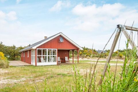 Gepflegtes Ferienhaus mit sowohl offener als auch überdachter Terrassenfläche. Es liegt in Nr. Lyngvig, zwischen der Nordsee und dem Ringkøbing Fjord, nahe des alten Leuchtturms. Die sechs Schlafplätze im Haus verteilen sich auf zwei Schlafzimmer und...
