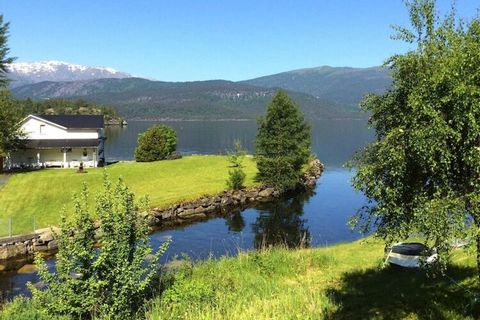 Cozy holiday home close to the water with a fantastic view of the fjord. The holiday home has a combined living room and kitchen with access to the terrace. Internet via fiber, speed 80/80 MBits, Altibox with Norwegian and a few international TV chan...