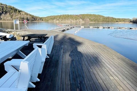 Welcome to a nice, sunny accommodation on Daftö, an island just south of Strömstad. Here you live in a quiet and pleasant environment in a cottage area with the sea and swimming opportunities just around the corner. In the area there is a larger gree...