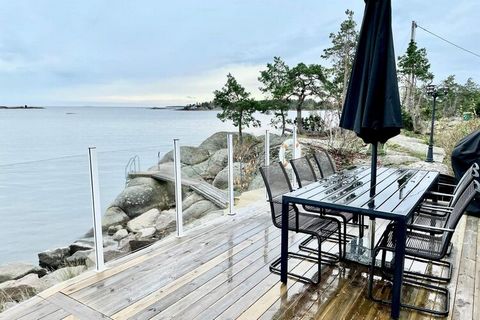Wohnen Sie luxuriös untergebracht in diesem wunderschönen Ferienhaus mit Strandgrundstück auf der ruhigen Insel Knekteholmen, in den wunderschönen Schären vor Oskarshamn. Es steht für den Transport zur und von der Insel ein Boot mit Motor zur Verfügu...