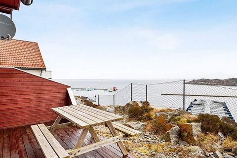 Holiday house/apartment with an idyllic, scenic location and a view of the marina and the Hjeltefjord. Final cleaning included in the price. The holiday apartment has a combined living room and kitchen. Smart TV (Google TV/Chromecast) with channels v...