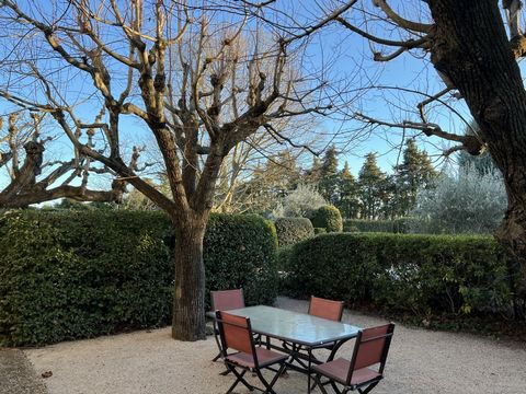 A stone country house, completely renovated with taste and sobriety, near all amenities, 20 mins from Avignon (TGV station, motorways). A family home (6 bedrooms) perfect for welcoming family and friends under one roof while preserving everyone's pri...