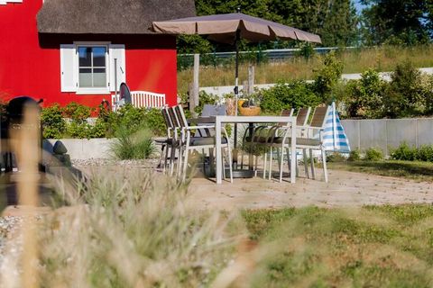 Uw hoogwaardig ingerichte vakantiewoning is gelegen in Stove bij Wismar en biedt voldoende ruimte voor maximaal 4 tot 6 personen. De keuken bevindt zich in het open woon- en eetgedeelte en is volledig uitgerust met een keramische kookplaat, afzuigkap...