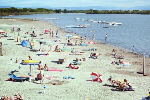 On the wooded grounds of a 50-hectare natural park on the Grado Lagoon: holiday resort for the whole family. Young and old can refresh themselves in the 300 square meter pool, with the water slide providing the fun factor. If you prefer to swim in th...