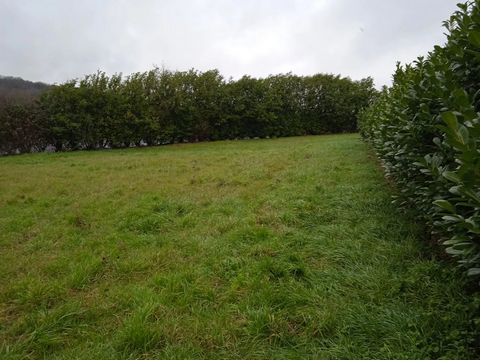 Vacant plot of land on the outskirts of a bastide village. 1450 m2, flat surrounded by hedging & vegetation. Certificat D'Urbanisme, confirming availability of services plus Geotechnique reports available.