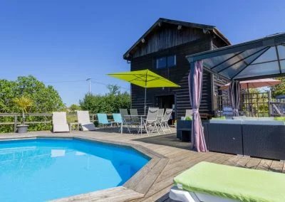 Located in a quiet hamlet between Duras and Marmande with panoramic views across the countryside, two barns, one of which is fully converted together with a double garage and swimming pool, offers great income potential. The first barn was renovated ...