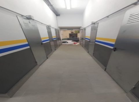 Business of 14 occupational storage rooms 100% near Plaza de Toros in Marbella access to park and download easy, all automatic, entrance with badge, automatic light, ground floor Annual net profitability 8% Features: - Parking
