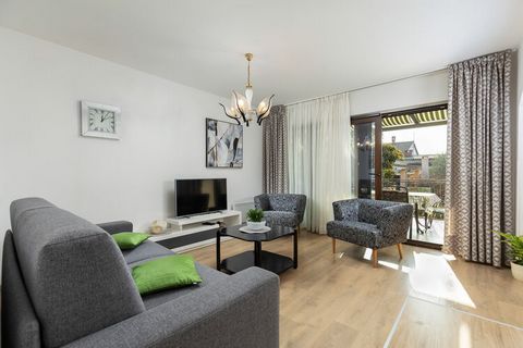 This apartment in Pula with 3 bedrooms can host 7 guests and is ideal for both families and groups. Set on the ground floor, it has a private terrace and a shared garden for enjoying hot barbecued food at leisure with your near and dear ones. This ho...
