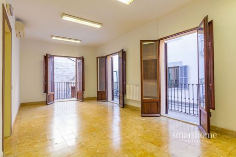 Excellent appartement à réformer de 170 m2 dans le prestigieux quartier de Sant Jaume dans la vieille ville, à vendre. La propriété dispose de 4 chambres 2 salles de bains cuisine individuelle, ascenseur, petite cour, terrasse et balcon.Extras : air ...