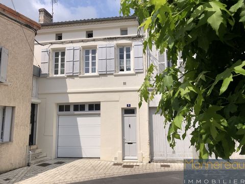 BARBEZIEUX (16) - In the heart of the city, in a quiet area, schools and services on foot. Renovated old house with courtyard and garage. The ground floor houses the 33 m2 garage, the boiler room/laundry room and an independent bedroom with shower ro...