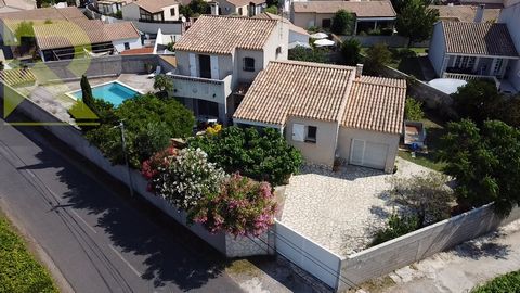 In the town of Marseillan-Plage and close to the beaches and cycle paths, 4-sided villa of approximately 150 m² of living space on a pleasant wooded plot of 871 m² with swimming pool. Many advantages for this house: double glazing and recent heat pum...