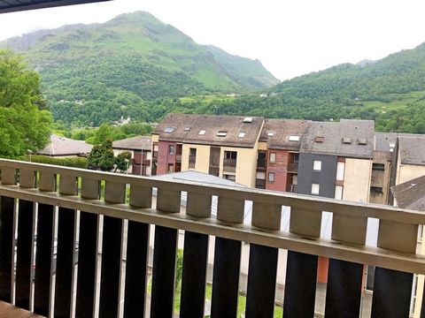 Duplex apartment with an area of 49 m² in very good condition composed of an entrance with bunk beds, a living room opening onto a balcony with views of the Pyrenees, a kitchen area, a sleeping area on the mezzanine, a separate bedroom and bathroom. ...