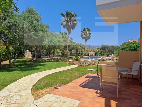 Denna fantastiska villa till salu i Chania, Akrotiri, Kreta, ligger i byn Chorafakia. Villan är en del av ett litet komplex med totalt 5 villor, med en stor gemensam pool, trädgård och 2 olika grillplatser. Villan har totalt 83,42kvm boyta utvecklad ...