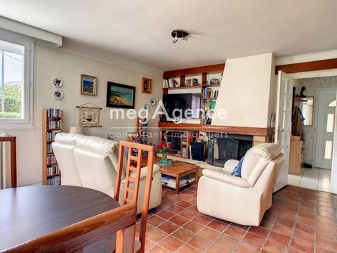 In the quiet residential neighborhood of Le Coteau, a 20-minute walk from Savigny-sur-Orge and Juvisy-sur-Orge train stations, close to schools, shops and all amenities (doctor, pharmacy, etc.), Mégagence offers you this single-storey house, surround...