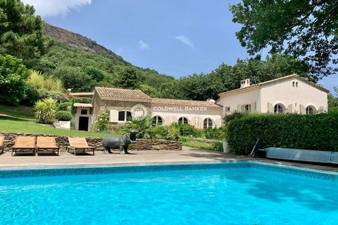 Your French Riviera real estate portal Banker Jager Immobilier offers this 232 m2 villa on a 2311 m2 plot planted with Mediterranean species. In a superb location in La Garde-Freinet, it offers a living room opening onto the terrace with wood-burning...