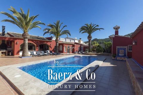Complex of 3 holiday homes on a very large plot in the middle of the vineyards, yet only 15 minutes from the beaches of Moraira and Calpe. Proven high income with an established clientele. Each house has their own private pool, jacuzzi, garden and pa...