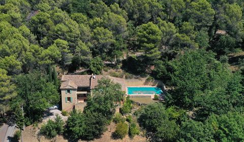 Nestled in the hill, with panoramic views, This beautiful atypical stone villa of 205 m2 enjoys vast spaces bathed in light. On a wooded plot of pines and truffle oaks of 2481 m2, The house offers a living space of 77 m2 with a large Provencal firepl...
