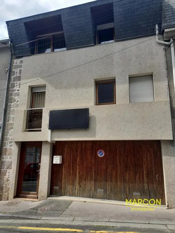 MARCON IMMOBILIER - CREUSE EN LIMOUSIN - REF 87930 -LA SOUTERRAINE - MARCON immobilier offers you this terraced house located 2 minutes walk from the city center of La Souterraine. It includes on the ground floor an entrance and a garage with indepen...