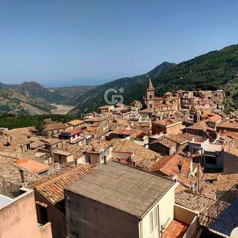 Messina, Novara di Sicilia: Within the characteristic town of Novara di Sicilia, already included in the circuit of the most beautiful villages in Italy, we offer the sale of a lovely detached house developed on three floors with a splendid view of t...