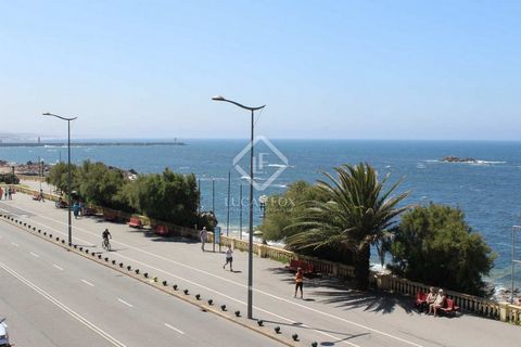 3 bedroom apartment with 118 m2 on Avenida do Brasil, in one of the most exclusive and well-known areas of Porto, Foz do Douro, with an incredible view over the sea. Its east/west orientation gives it ample luminosity on both fronts: in the private a...