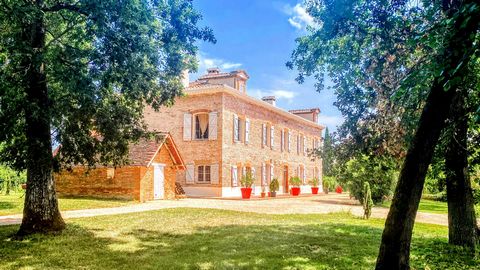 Alexandre Liachenko, specialist in exceptional properties, is pleased to present to you: Exclusive, Nestled on the heights of Montauban, in the Quercy Blanc region, close to dynamic villages offering all amenities, this sumptuous fully restored mansi...