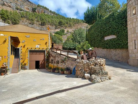 Villa for sale in Ontinyent next to a natural area Surrounded by mountains Distributed on two floors semidetached nave internally communicated It has a living room with fireplace and wooden beams on the ceilings kitchen style rustic with pantry Clean...