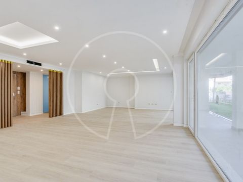 Excellent appartement avec jardin privé situé dans le centre de Carcavelos. L'appartement se compose comme suit: -Vestibule - Grand salon avec accès direct au balcon et au jardin -Bureau - Salle de bain pour invités - Cuisine entièrement équipée - Bu...