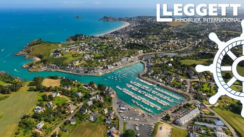 A23082HL22 - In the Côtes d'Armor region of Brittany, in PLÉNEUF-VAL-ANDRÉ, a historic family seaside resort, this magnificent residence is part of a 3-storey development overlooking the port of Dahouët. 27 flats from T2 to T5 with terraces and balco...